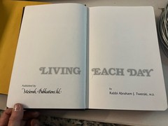 Living Each Week (Artscroll Series) – Hardcover By Abraham J. Twerski -Excellent