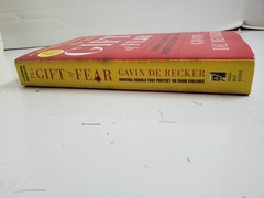 Gift of Fear : Survival Signals That Protect Us from Violence by Gavin de Becker