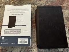 MAGNETIC CLOSURE NIV GIANT PRINT(12pt) Personal Size Bible Brown Leathersoft