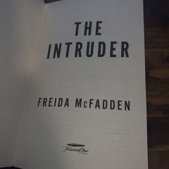 Freida McFadden The Intruder: An Unputdownable Psych… Paperback