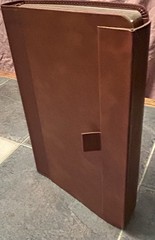 MAGNETIC CLOSURE NIV LARGE PRINT(11.5pt) Personal Size Bible Brown Leathersoft