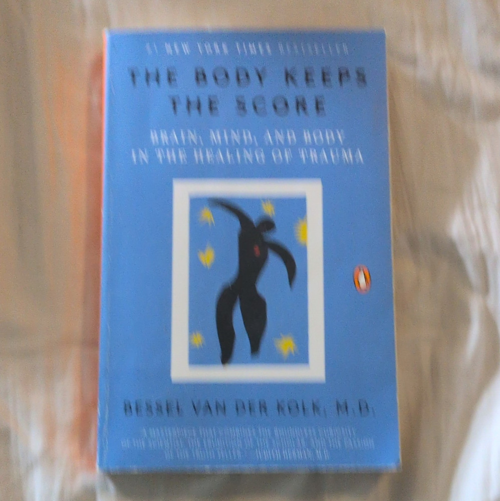 Bessel van der Kolk M.D. The Body Keeps the Score Paperback Illustrated 2015
