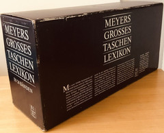 Meyer’s Comprehensive Pocket Encyclopedia, 24 pb 3rd ed. Taschenbuch Verlag 1990