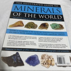 The Illustrated Guide to Minerals of The World Field Guide Paperback 2010