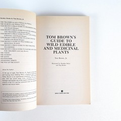 TOM BROWN’S GUIDE TO WILD EDIBLE AND MEDICINAL PLANTS by Tom Brown Jr. – 1985 PB