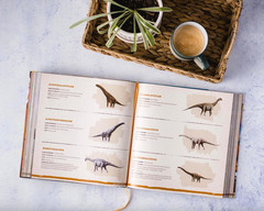 Dinosaur World: over 1,200 Amazing Dinosaurs, Famous Fossils, and the Latest Dis