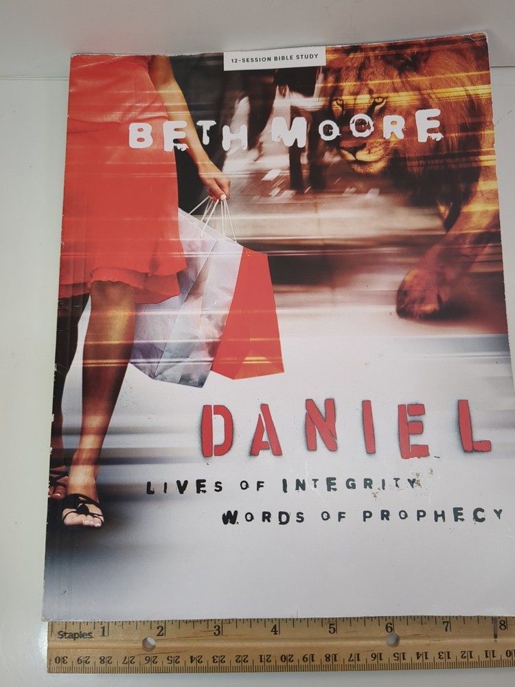 Daniel – Member Book: Lives of Integrity…, Beth Moore