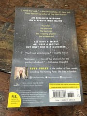 Guest List : A Novel by Lucy Foley (2021, Trade Paperback)