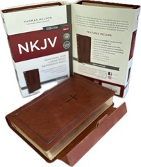 MAGNETIC CLOSURE NKJV LARGE PRINT(10.5pt) Personal Size Brown Leathersoft Bible