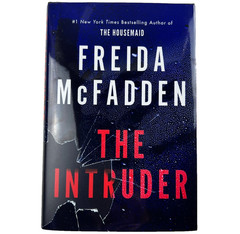 Freida McFadden „The Intruder” Hard Cover (A #1 New York Bestselling Author)