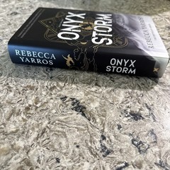 Fairyloot Onyx Storm Special Edition- Unsigned – Rebecca Yarros