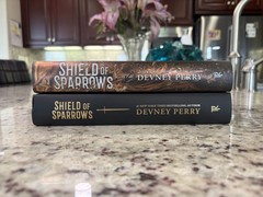Shield of Sparrows Devney Perry GOLD Edition Romantasy – sprayed edges