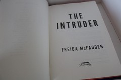 SIGNED The Intruder Freida McFadden Limited FIRST EDITION sprayed Edges hardback