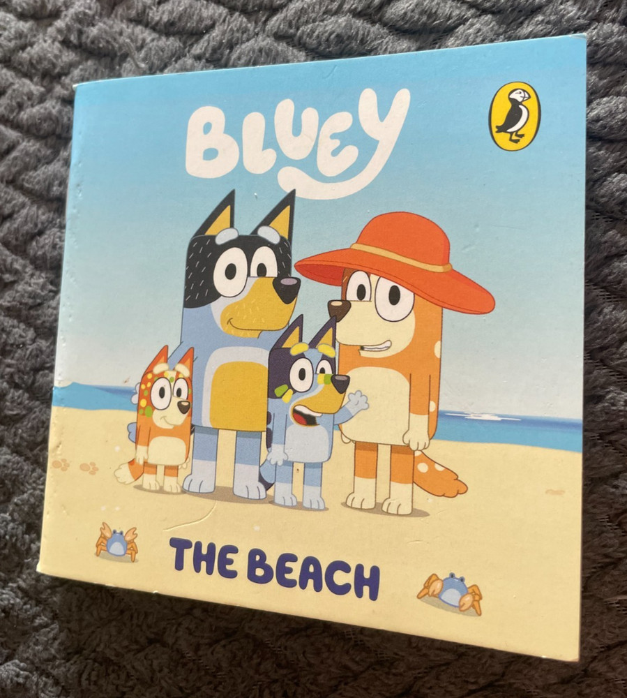 BLUEY. THE BEACH. PUFFIN BOOKS. 10 BY 10CM. APPROX 25 PAGES.