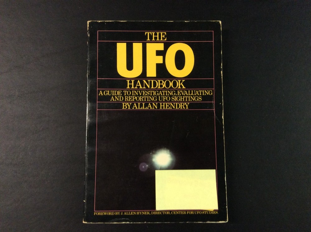 The UFO Handbook by Allan Hendry Paperback 1979 297 pages (Very Good)