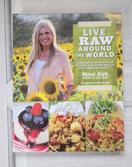 Live Raw Around the World recipes guide lifestyle paperback 2013 212 pages nice