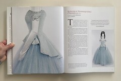 Disney Editions Deluxe Ser.: The Art of Disney Costuming : Heroes, Villains, and
