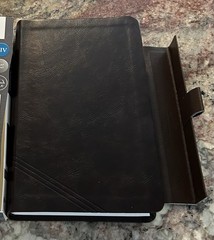 MAGNETIC CLOSURE NIV GIANT PRINT(12pt) Personal Size Bible Brown Leathersoft