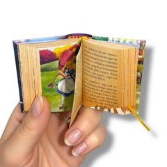 Alice no País das Maravilhas miniature book (2 x 2.6″) in Portuguese Complete Ed