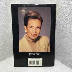 Lightning Danielle Steel Hardback with Sleeve Book Delacorte Press 396 pages