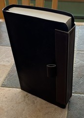 MAGNETIC CLOSURE NIV GIANT PRINT(12pt) Personal Size Bible Brown Leathersoft