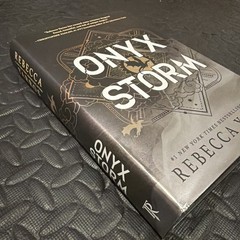 ONYX STORM Hardcover Book Rebecca Yarros Deluxe Limited Edition