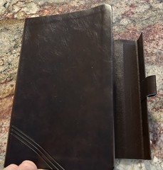MAGNETIC CLOSURE NIV GIANT PRINT(12pt) Personal Size Bible Brown Leathersoft