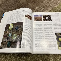 Illustrated Guide to Minerals of the World by John Farndon (Paperback)