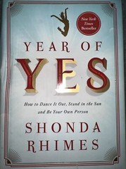 Year of Yes : How to Dance It Out, Stand in the Sun and Be Your Own Person by…