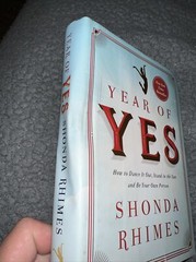 Year of Yes : How to Dance It Out, Stand in the Sun and Be Your Own Person by…