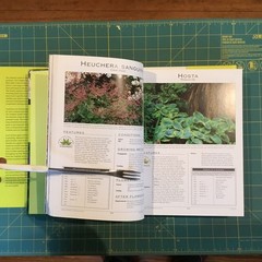 THE COMPLETE garden Flower Book 800 Pages 1000 + Pictures, Like New