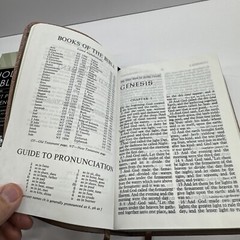 Thomas Nelson Bible KJV GP Reference 0543A Red Letter Self Pronouncing 2 Tone