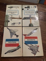 Lot of 4 Kenneth Munson pocket Aircraft encyclopedias, Blandford Press, WW 1&2