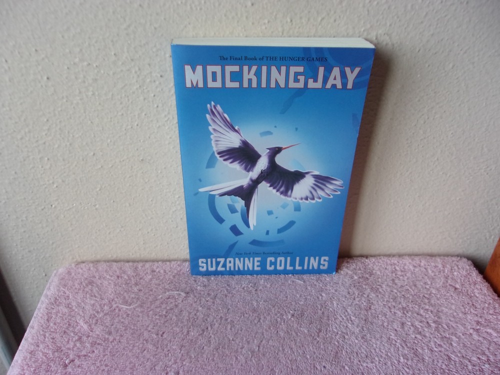 Mockingjay by Suzanne Collins (Trade Paperback)