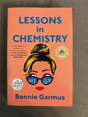 Lessons in Chemistry: Novel Paperback Bonnie Garmus LIKE NEW