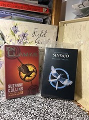 Sinsajo & En Llamas by Suzanne Collins Paperback Set 2 Books Spanish Edition