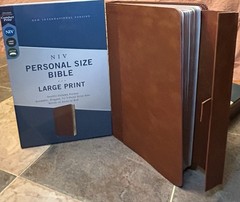 MAGNETIC CLOSURE NIV LARGE PRINT(11.5pt) Personal Size Bible Brown Leathersoft