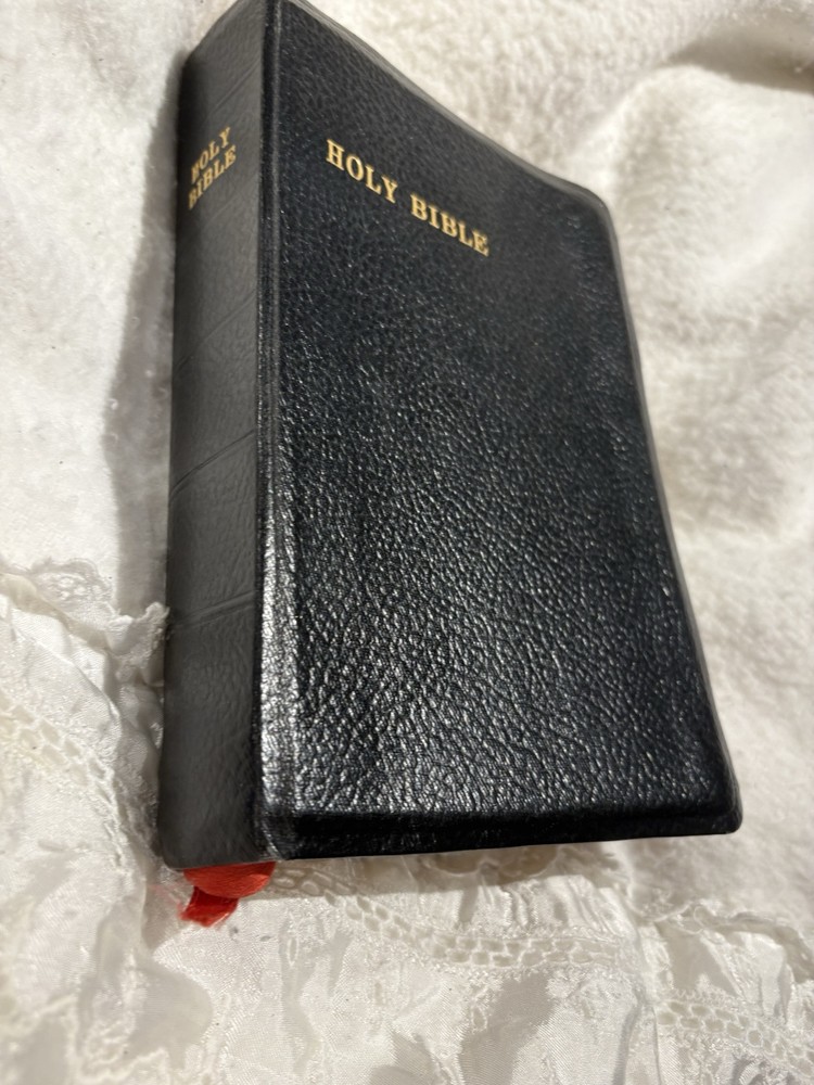 1963 Holy Bible KJV Self-Pronouncing Edition, Red Letter National Bible Press LN