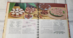 Betty Crocker’s Cooky Book 1973 450+ recipes grannycore color photos 156 pages