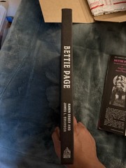 BETTIE PAGE. THE LIFE OF A PIN-UP LEGEND – 2ND. PRINTING SIGNED BY BETTIE PAGE