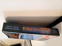 Uncle John’s Bathroom Reader „Tunes Into TV” Book, (2011), (504 Pages)