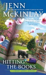 Hitting the Books (A Library Lover’s Mystery) By McKinlay, Jenn – VERY GOOD