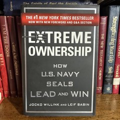 Extreme Ownership: How U.S. Navy SEALs Lead and Win (New Edition) – Like New