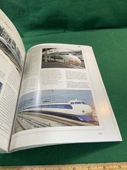 The World Encyclopedia of Locomotives by Garratt, Colin (KJT429)