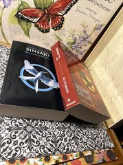 Sinsajo & En Llamas by Suzanne Collins Paperback Set 2 Books Spanish Edition