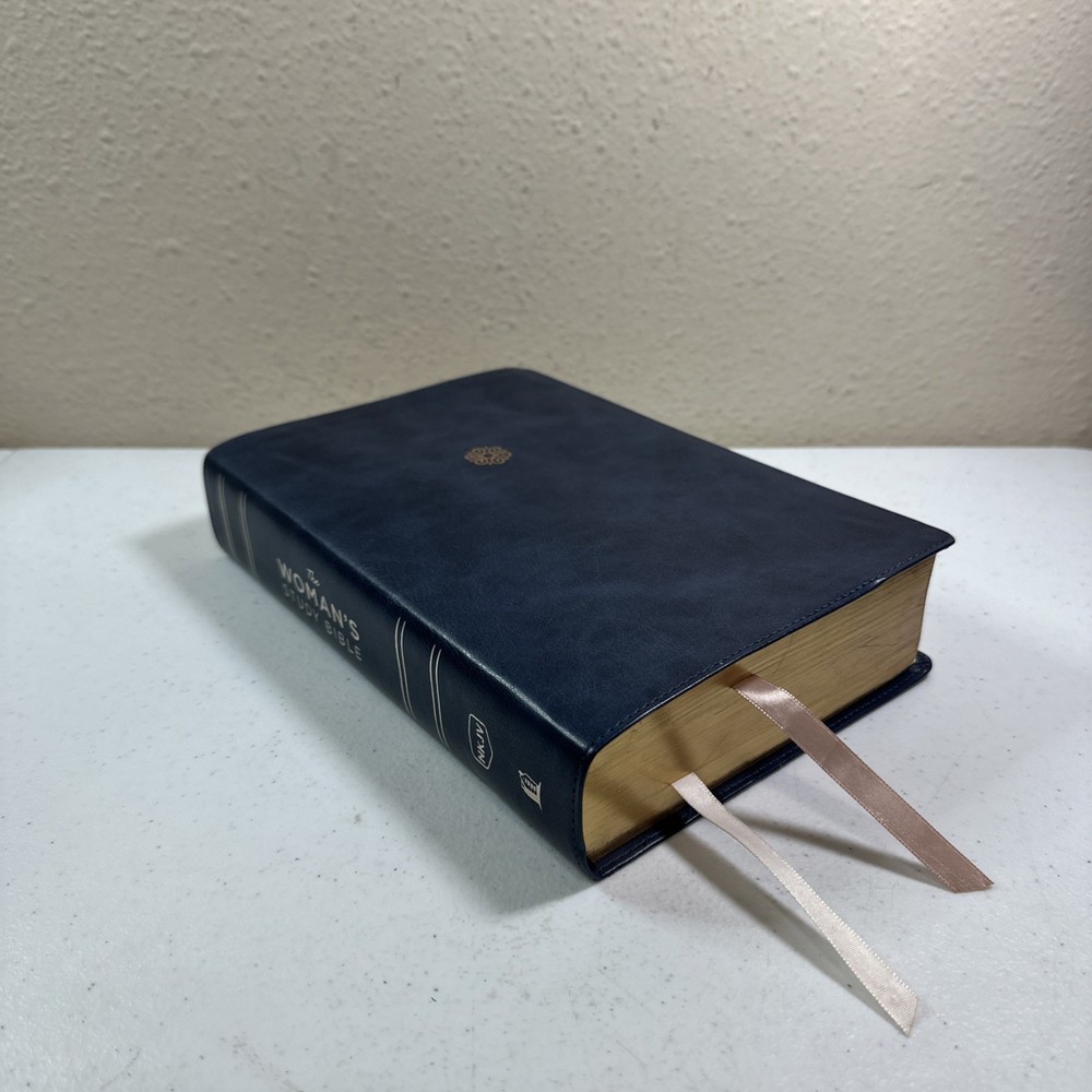 NKJV, The Woman’s Study Bible, Leathersoft, Blue, Red Letter, Full-Color Edi…