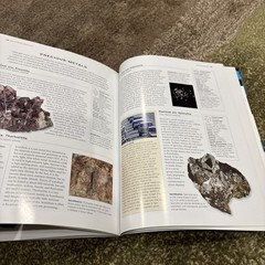 Illustrated Guide to Minerals of the World by John Farndon (Paperback)