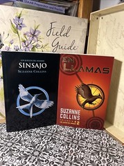 Sinsajo & En Llamas by Suzanne Collins Paperback Set 2 Books Spanish Edition