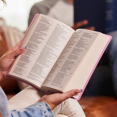 NKJV, Gift and Award Bible, Leather-Look, Burgundy, Red Letter, Comfort Print: