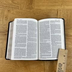 Compact Gift Bible NLT (Bonded Leather, Black) – bonded_leather Tyndale